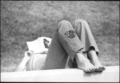 Photo memory 30 - Student studying barefoot on the lawn