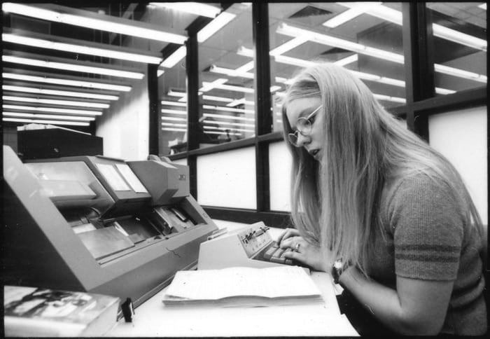 Photo memory 37 - Young woman using a typewriter