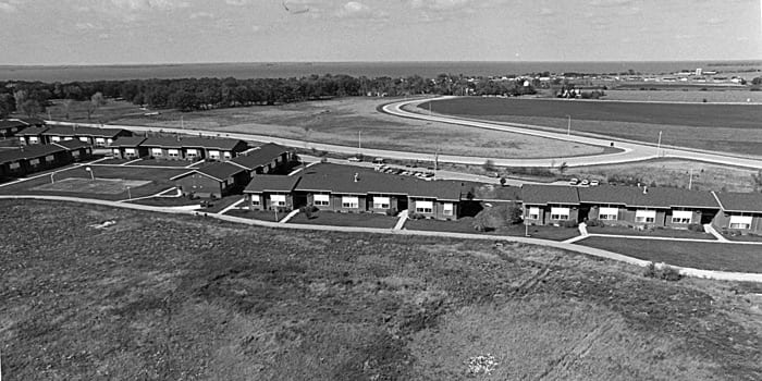 Photo memory 67 - Aerial photo of the Bay Apartments c. 1975