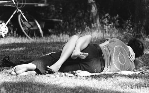 Photo memory 71 - Affectionate couple barefoot on the lawn