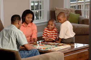 1280px-Family_playing_a_board_game_(1)